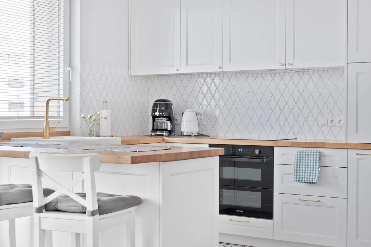 Which tiles to choose for the space between kitchen cabinets? A handful of tips!