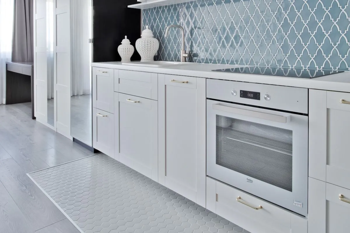 How to match floor tiles with wall tiles in the kitchen – we've got some tips!