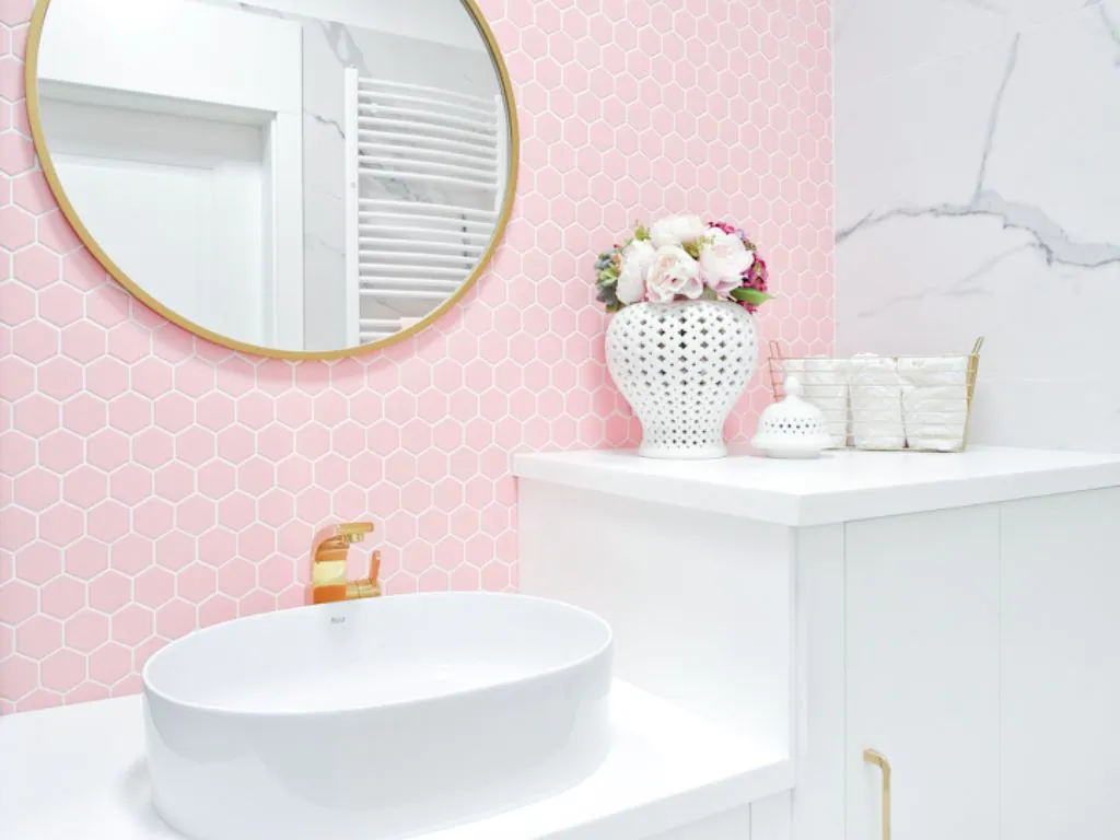 Pink bathroom – how to arrange it?