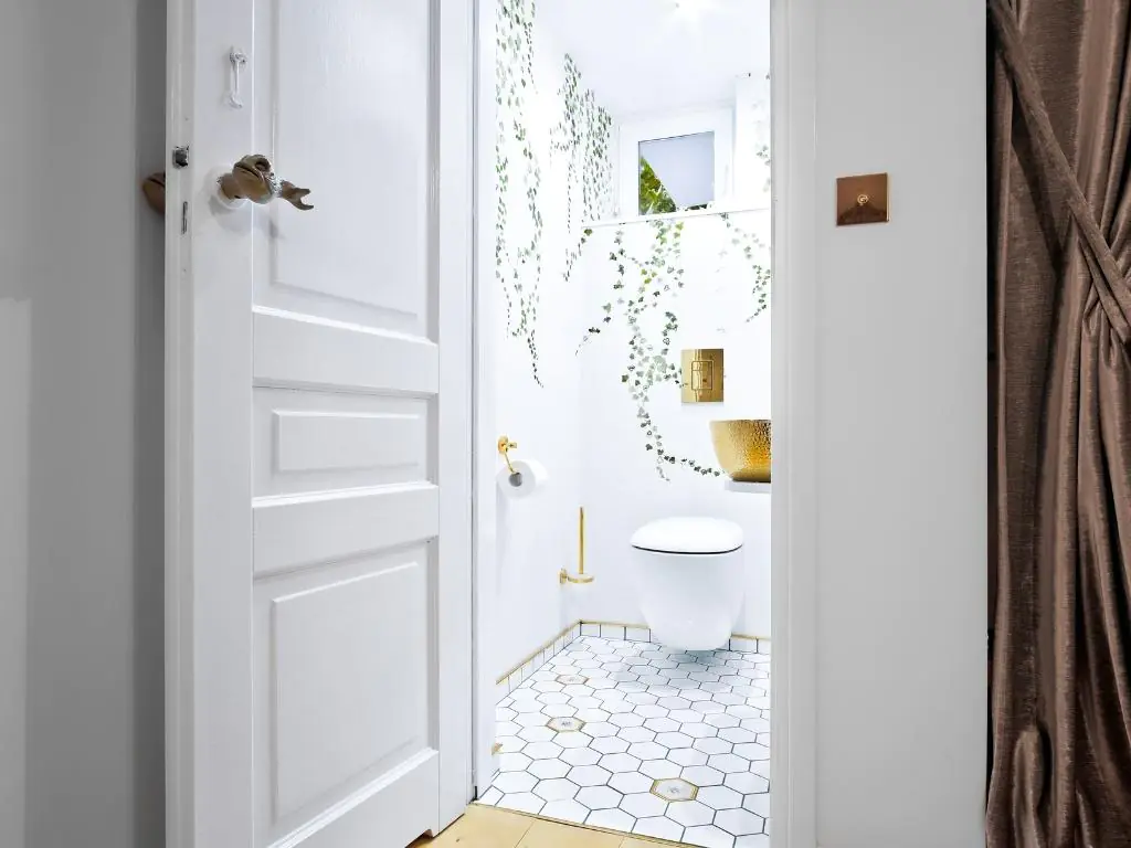 Bathroom under the stairs - overcome this challenge with us!